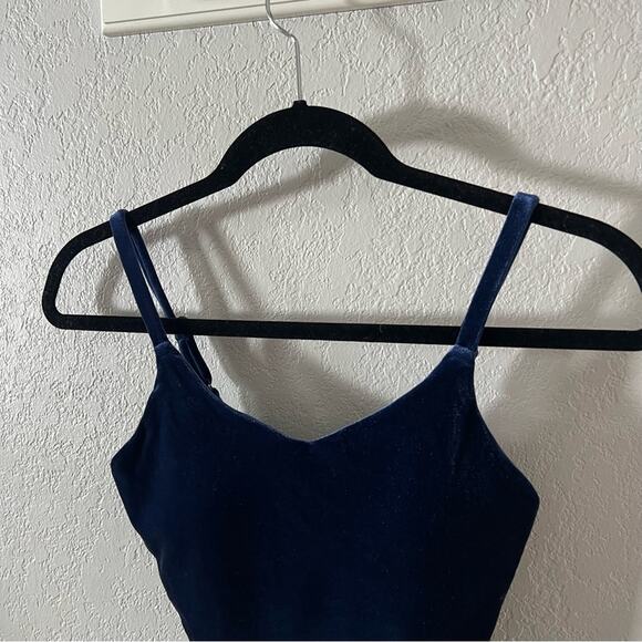Athleta Elation V-Neck Blue Velvet Crop Top - Picture 4 of 8